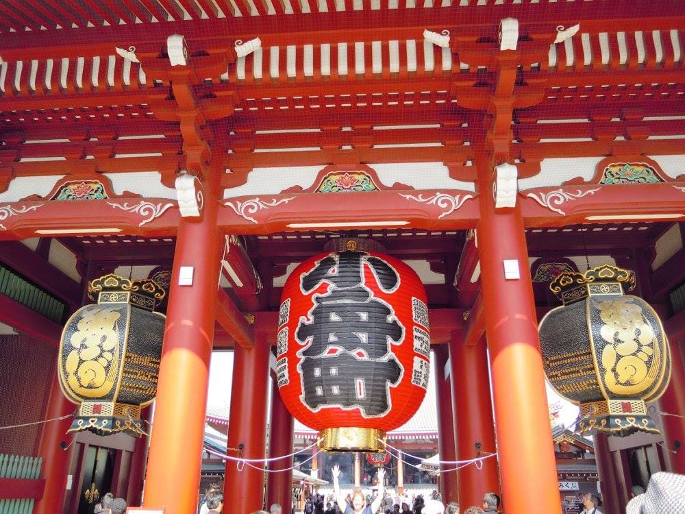 Porta Kaminarimon del temple Sensō‑ji a Asakusa amb el gran fanalet vermell tradicional.