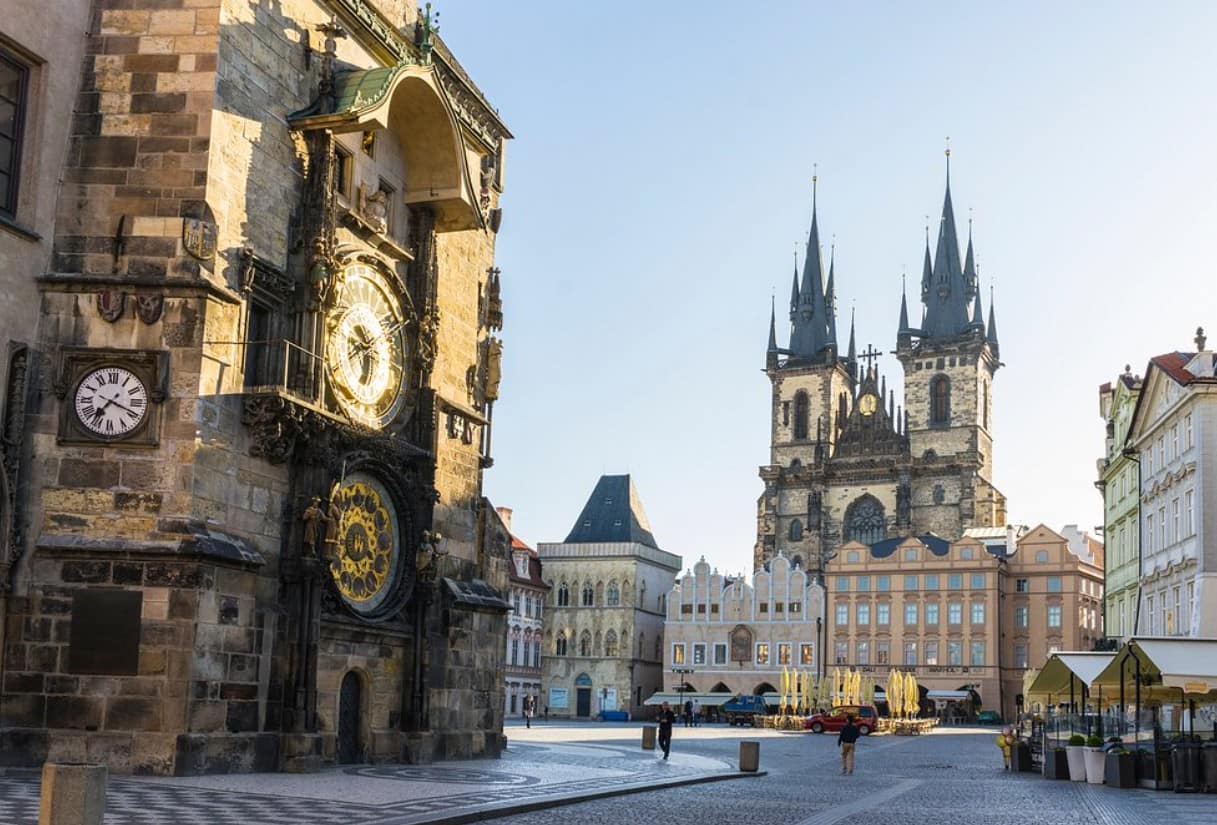 Rellotge astronòmic de Praga amb l’església de Tyn al fons a la Plaça de la Ciutat Vella