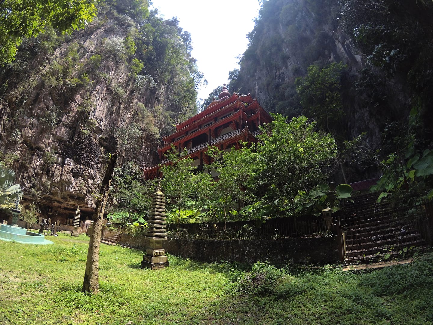 Temple Sam Poh Tong vermell entre roques calcàries a Ipoh, Malàisia – Què fer a Ipoh en un dia