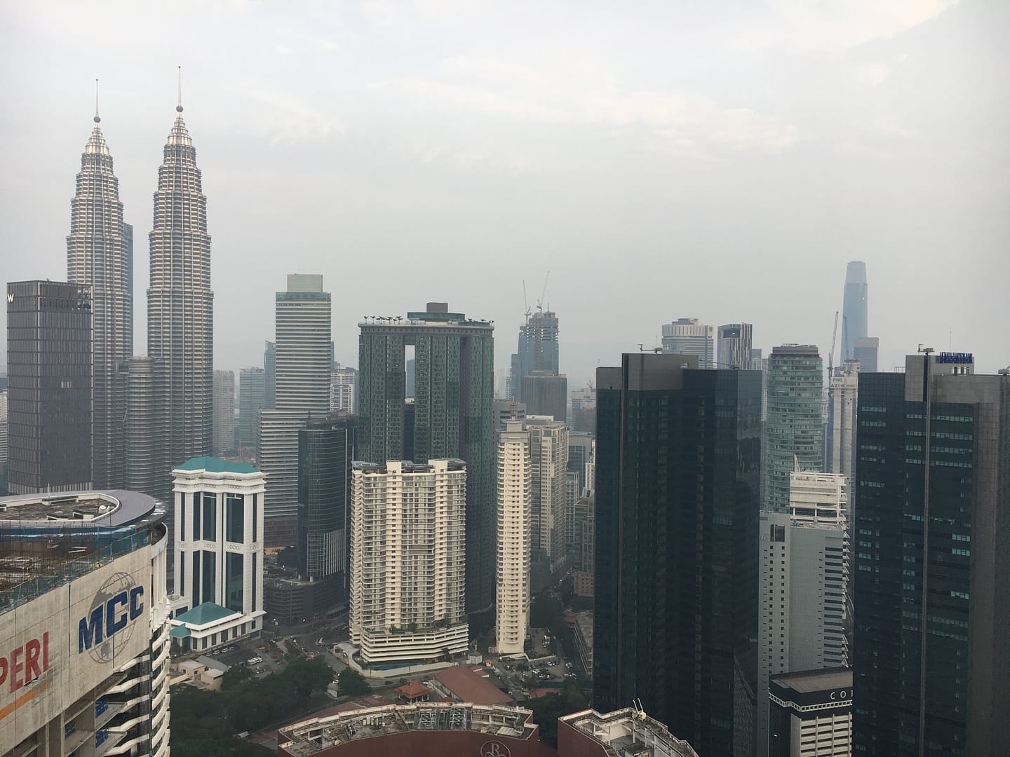 Vista panoràmica de les Torres Petronas amb l’skyline de Kuala Lumpur, ideal per una ruta de Kuala Lumpur en un dia