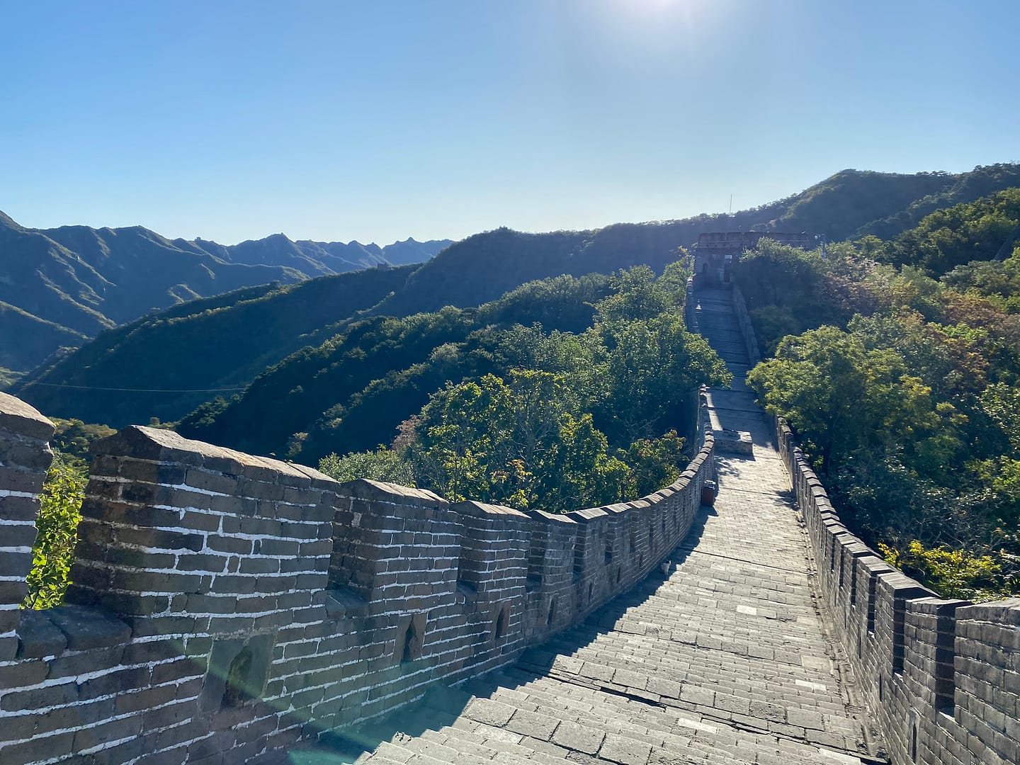 Vista panoràmica de la Gran Muralla Xina a Mutianyu amb vegetació verda, direcció est