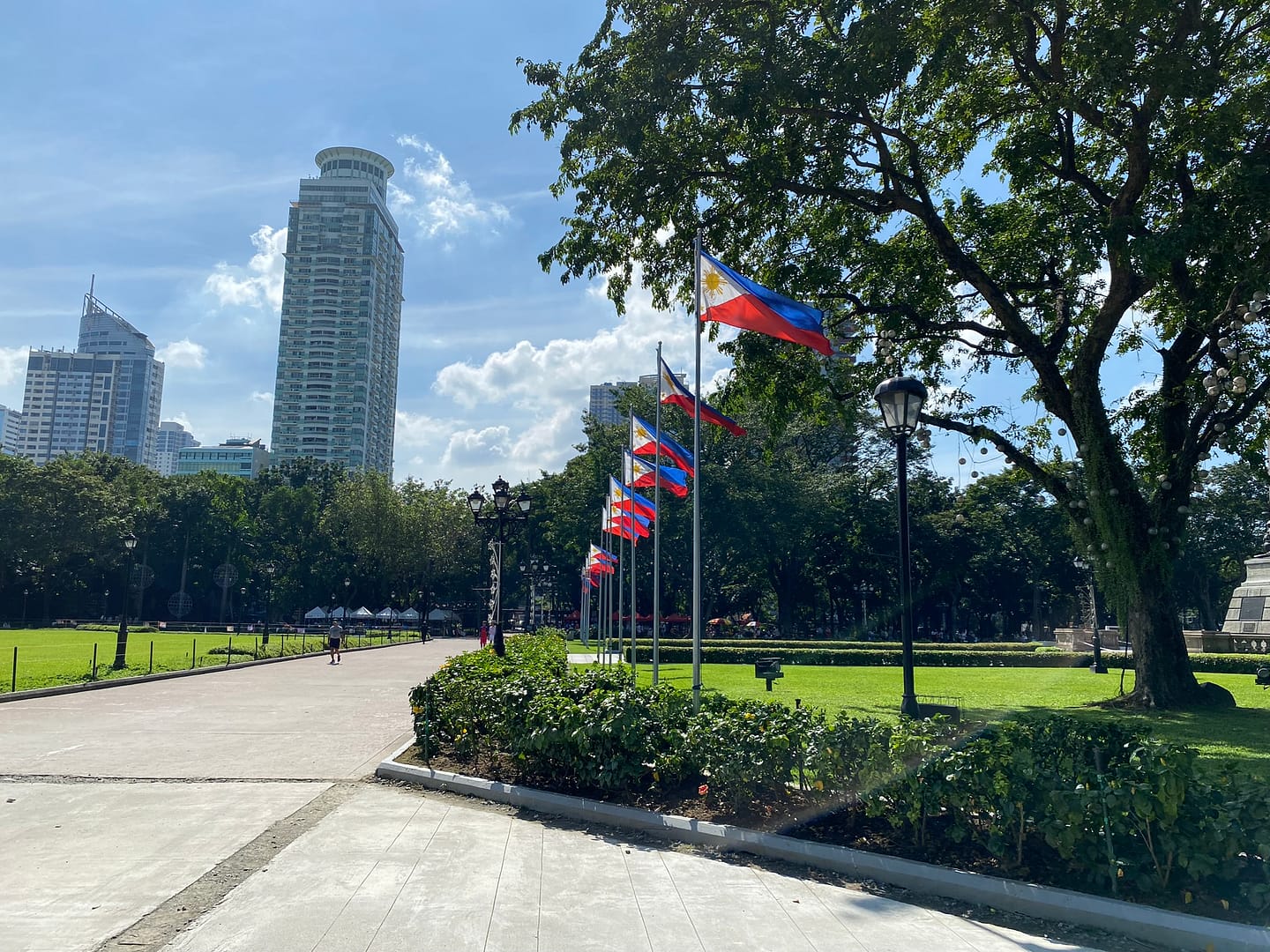 Banderes de Filipines onejant al Rizal Park davant del monument a José Rizal