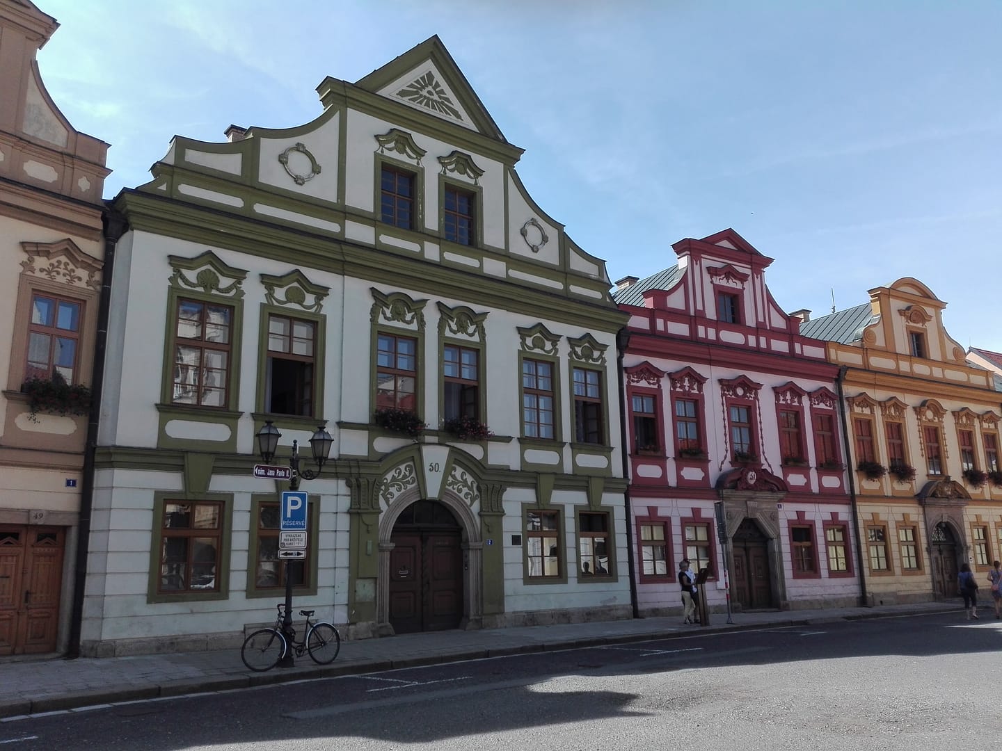 Façanes històriques de Hradec Králové amb edificis de colors al centre de la ciutat