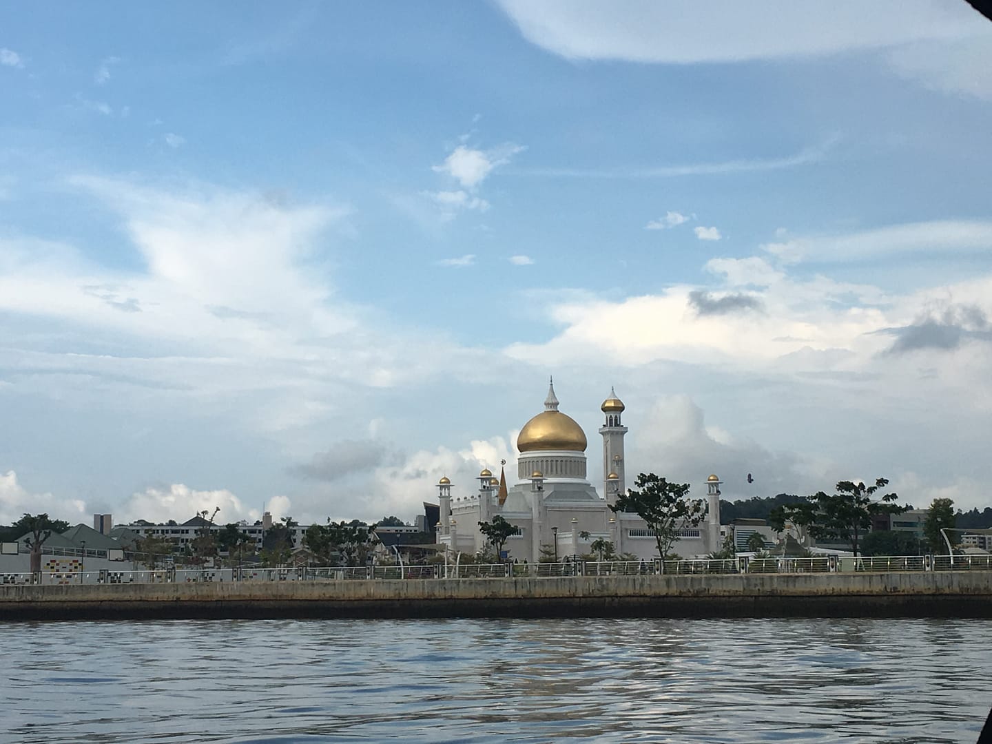 Vista diürna de la mesquita Sultan Omar Ali Saifuddien des del riu a Bandar Seri Begawan