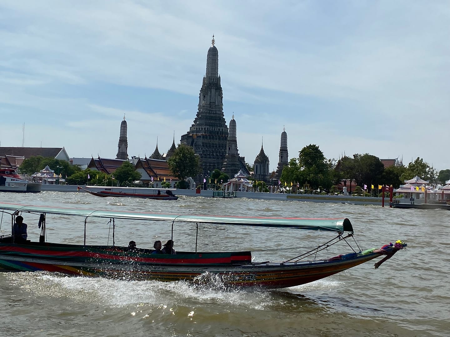 Arribada al Wat Arun des del riu Chao Phraya en un dia a Bangkok