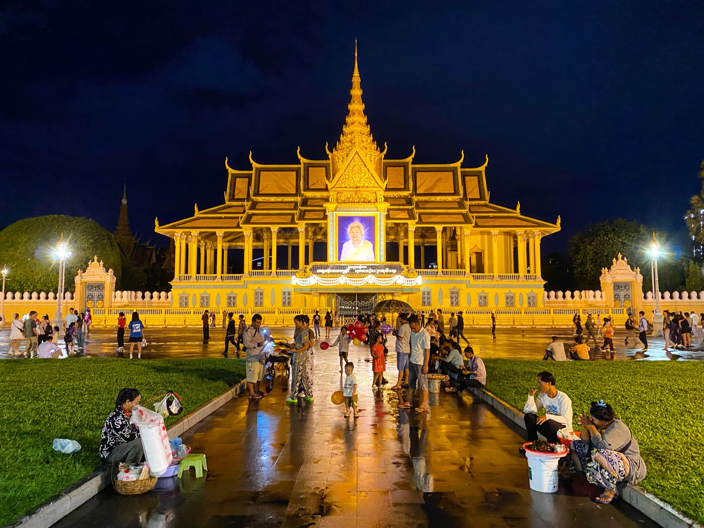 Palau Reial de Phnom Penh il·luminat de nit – Un dia a Phnom Penh