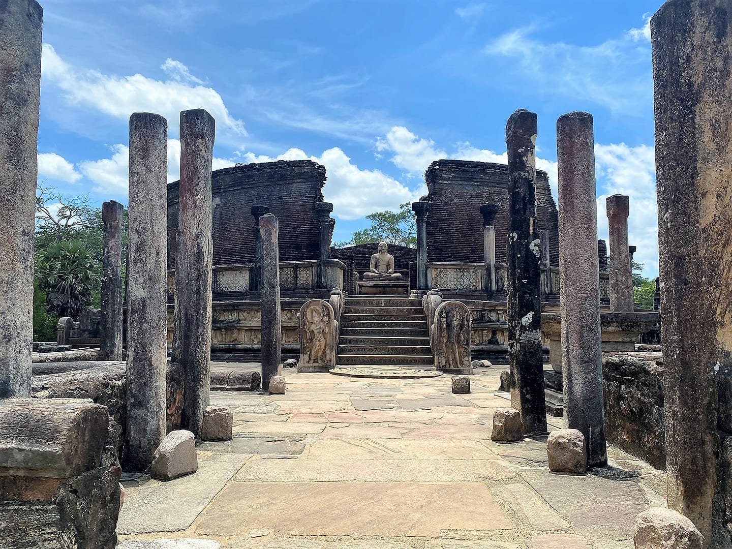 Escultura de Buda a l’entrada d’un temple de pedra a la ciutat antiga de Polonnaruwa, Sri Lanka