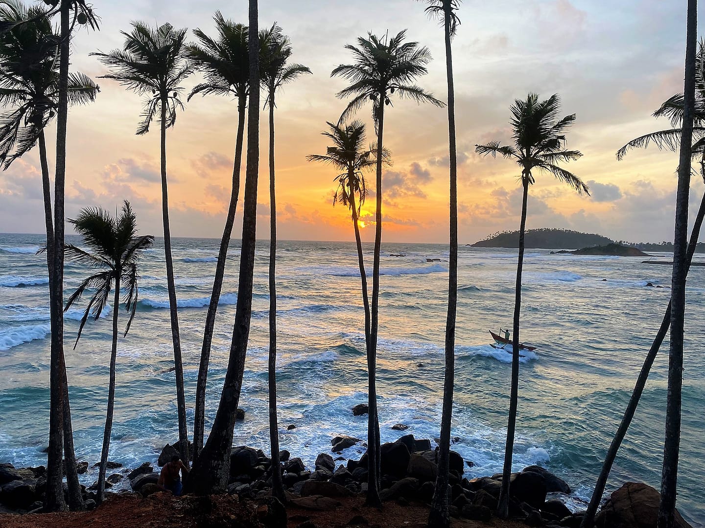 Posta de sol amb palmeres a Mirissa, a la costa sud de Sri Lanka
