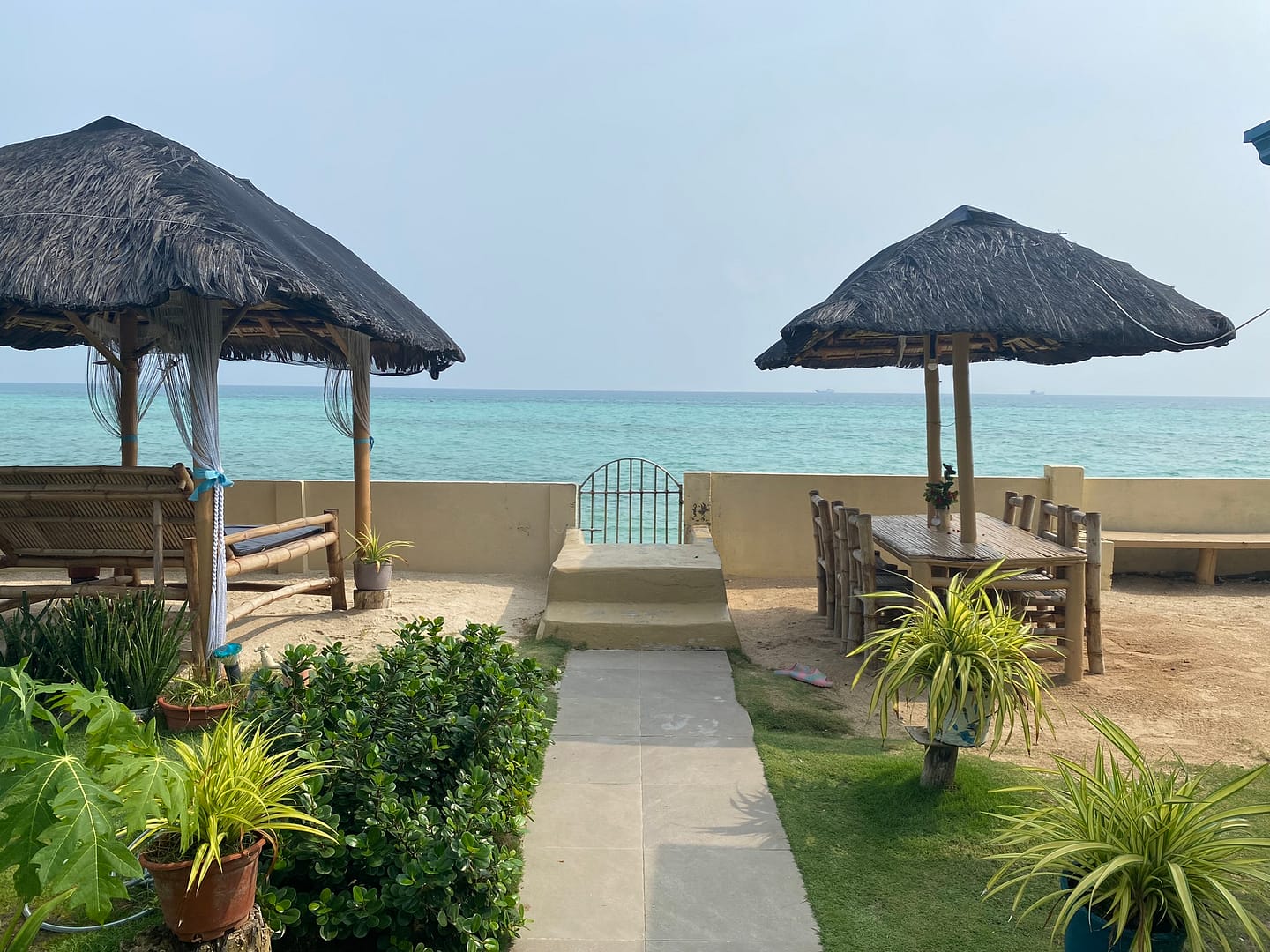 Vista del Sunrise Beach Resort amb el mar al fons, allotjament ideal per qui busca com anar a Bantayan