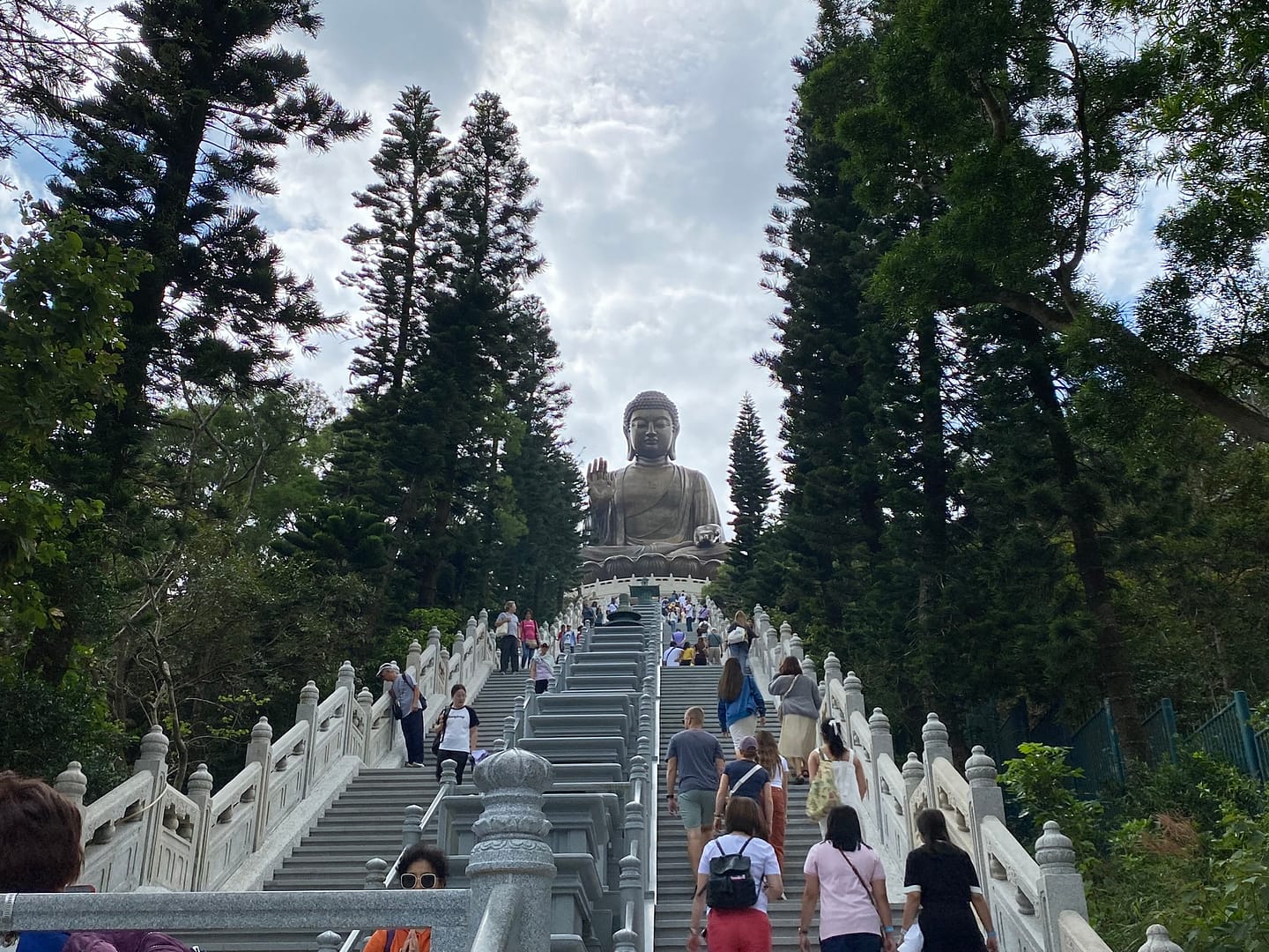 Gran Buda de Lantau vist des de la base de les escales a Ngong Ping 360