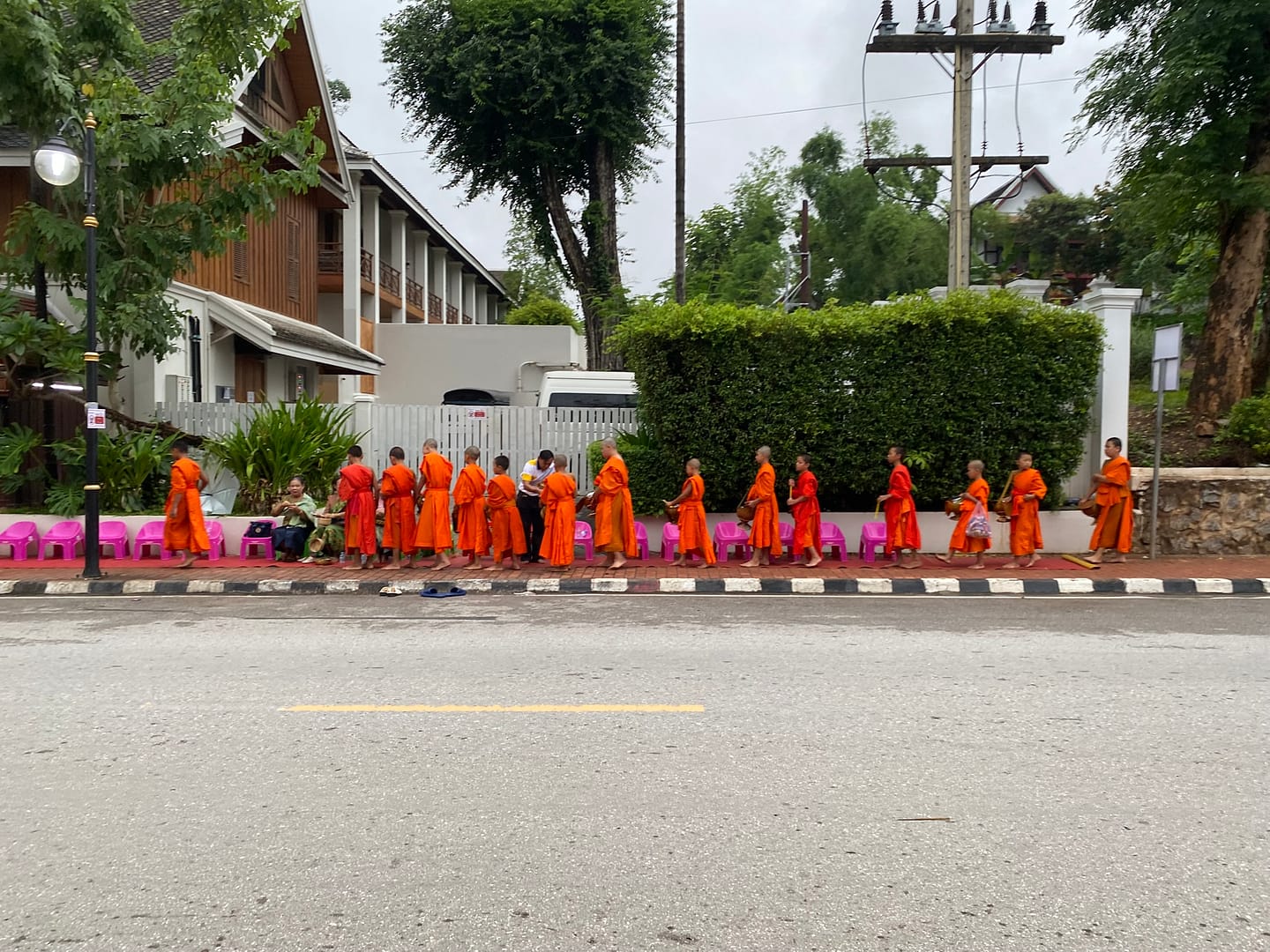 Files de monjos budistes recollint almoines a Luang Prabang, una tradició espiritual imprescindible per descobrir què fer a Luang Prabang