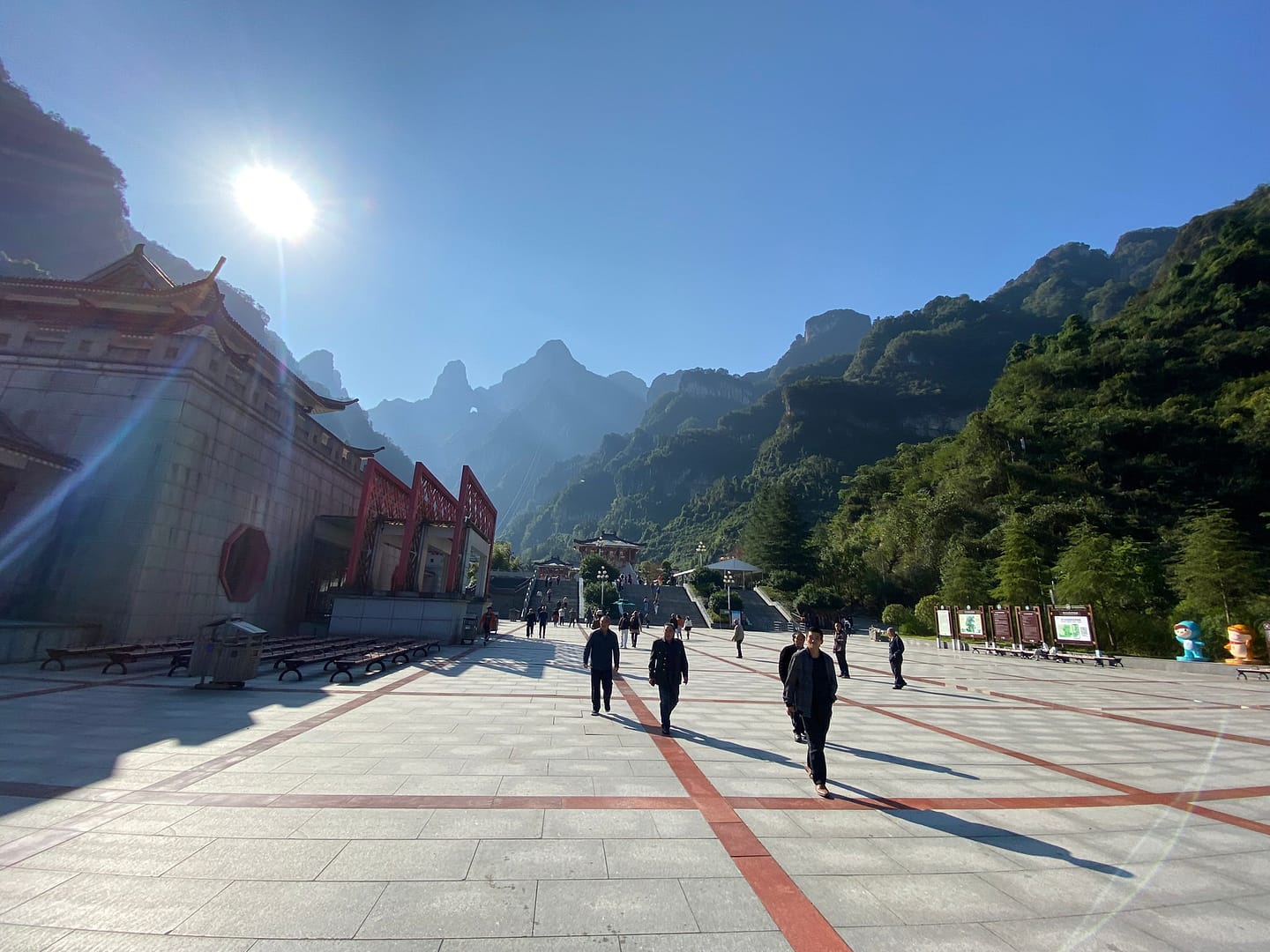 Accés principal al parc de la muntanya Tianmen amb telecabina i senyalització turística