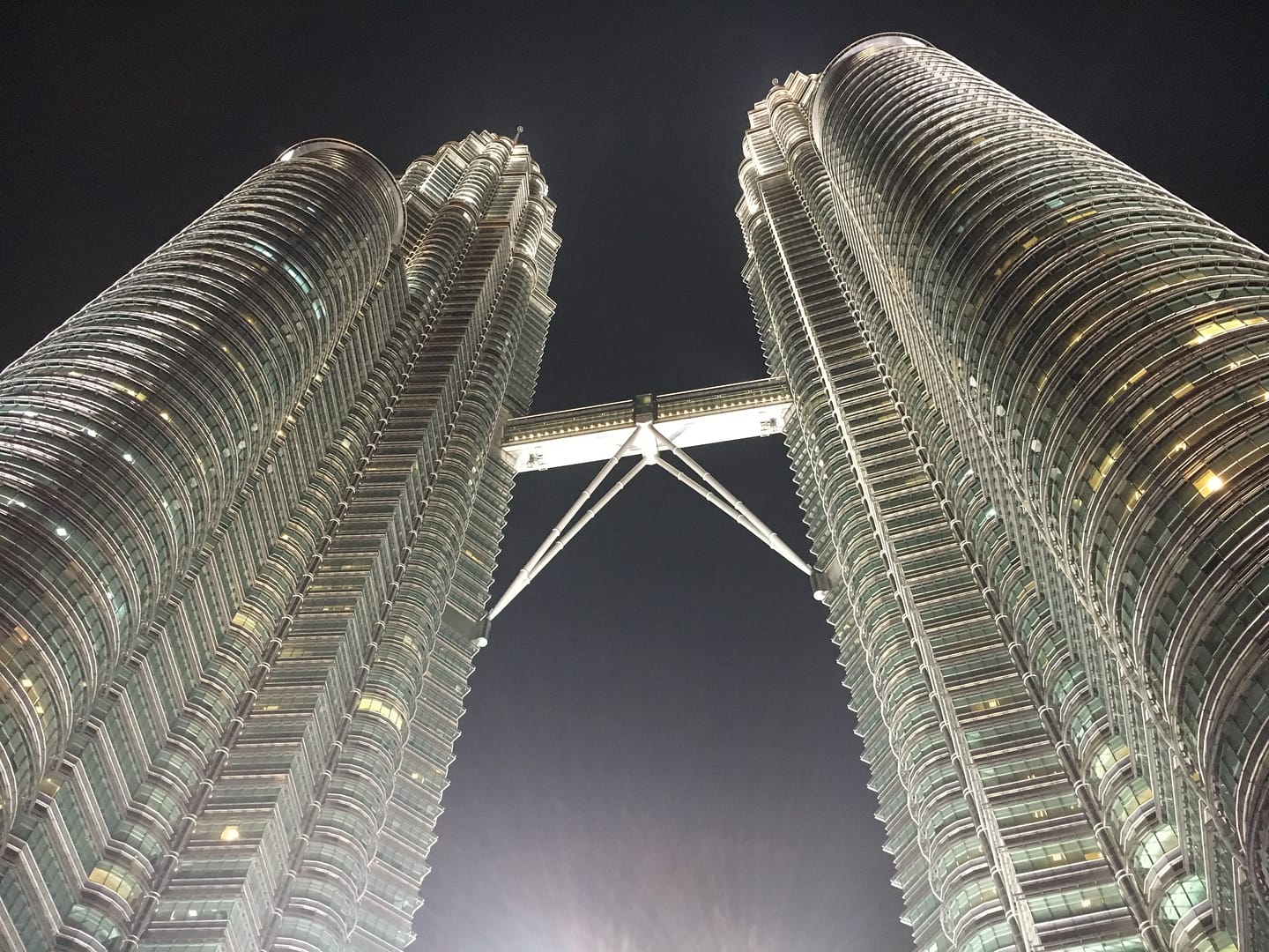 Vista nocturna de les Torres Petronas a Kuala Lumpur, Malàisia, amb els edificis il·luminats.