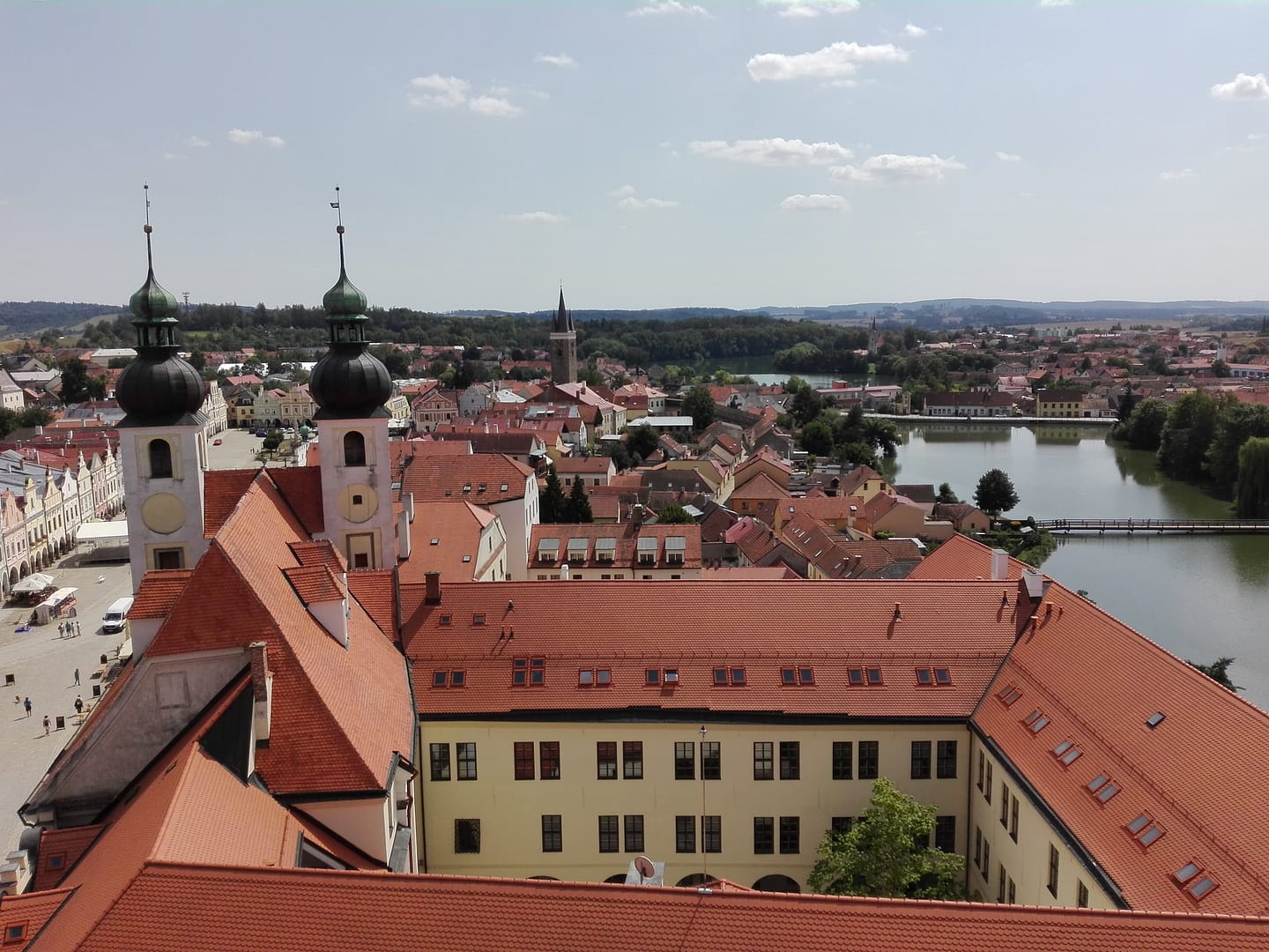 Vista panoràmica de Telč des de la torre, amb la plaça renaixentista i els teulats acolorits