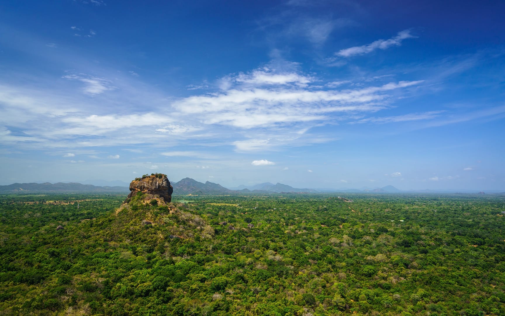 Paisatge verd de Sri Lanka amb vistes a la selva muntanyes