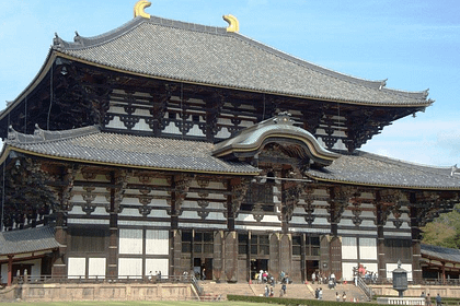 Façana del temple Tōdai‑ji de Nara amb visitants caminant pel pati central.