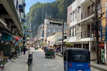 Tricicle circulant per un carrer d’El Nido, Filipines