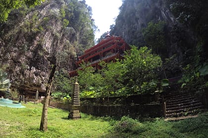 Temple Sam Poh Tong vermell entre roques calcàries a Ipoh, Malàisia – Què fer a Ipoh en un dia