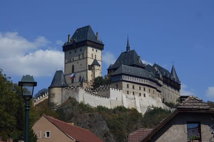 Castell de Karlštejn vist des del poble, amb les torres medievals sobre la muntanya