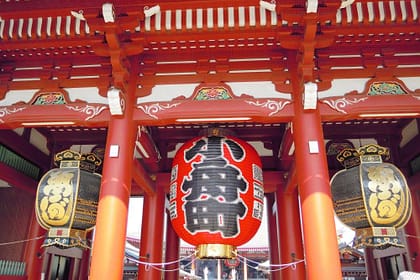 Porta Kaminarimon del temple Sensō‑ji a Asakusa amb el gran fanalet vermell tradicional.