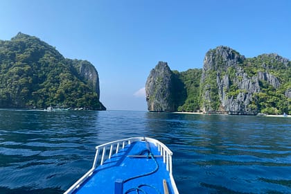Vista panoràmica de Shimizu Island durant l’island hopping a El Nido, amb aigües turqueses i formacions rocoses espectaculars.