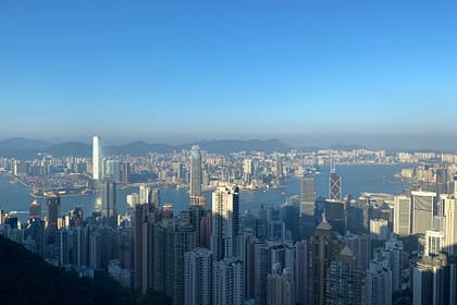 Panoràmica de Hong Kong vista des de Victoria Peak, amb gratacels, la badia i el cel al capvespre