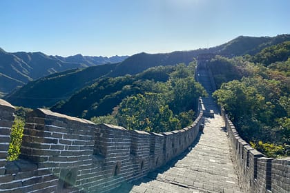 Vista panoràmica de la Gran Muralla Xina a Mutianyu amb vegetació verda, direcció est