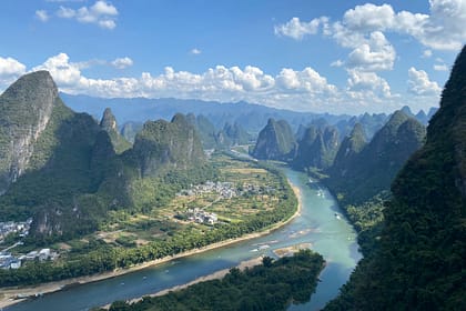 Paisatge del riu Li serpentejant entre muntanyes kàrstiques vist des del mirador de Xingping, Guangxi, Xina