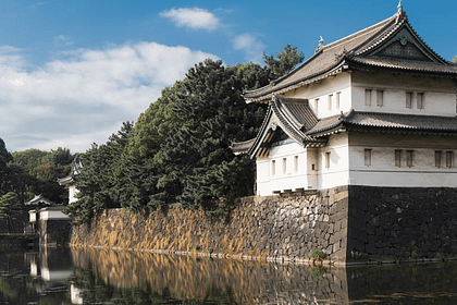 Muralles i fossat del Palau Imperial de Tòquio amb el pont Nijubashi.