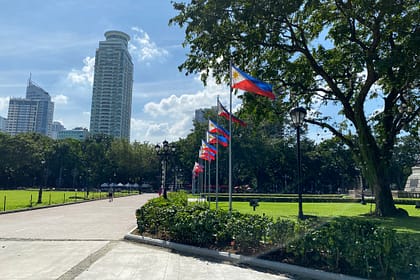 Banderes de Filipines onejant al Rizal Park davant del monument a José Rizal