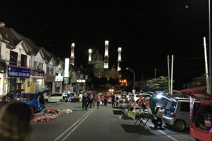 Mesquita de cristall de Kuala Terengganu brillant de nit amb reflexos sobre el riu