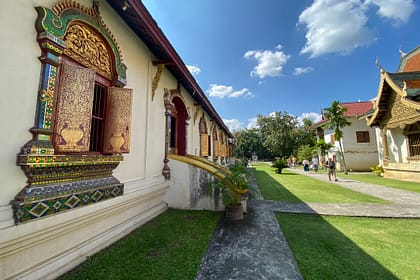 Exterior del Wat Lok Moli amb arquitectura Lanna i vegetació, temple històric de Chiang Mai