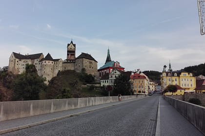 Vista del castell de Loket des del pont, amb el riu Ohře i les cases medievals