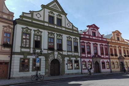 Façanes històriques de Hradec Králové amb edificis de colors al centre de la ciutat