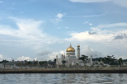 Vista diürna de la mesquita Sultan Omar Ali Saifuddien des del riu a Bandar Seri Begawan
