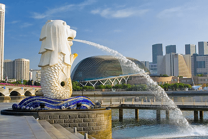 stàtua del Merlion escopint aigua a la badia de Singapur durant el viatge