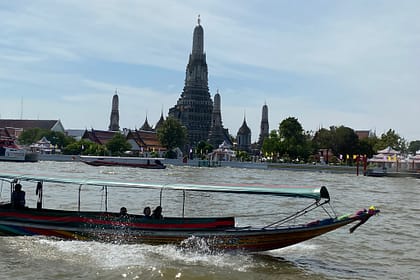 Arribada al Wat Arun des del riu Chao Phraya en un dia a Bangkok