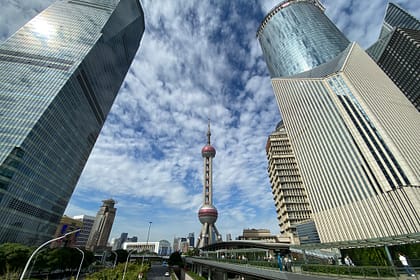 Vista de la Torre de Shanghai des de les passarel·les exteriors amb el cel urbà de fons