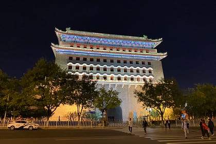 Porta d’accés a la plaça Tiananmen il·luminada de nit amb arquitectura tradicional xinesa