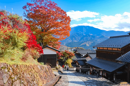 Nakasendo amb colors de tardor i vistes de muntanyes al fons.