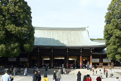 Santuari Meiji Jingu amb l’edifici principal i visitants fent ofrenes.