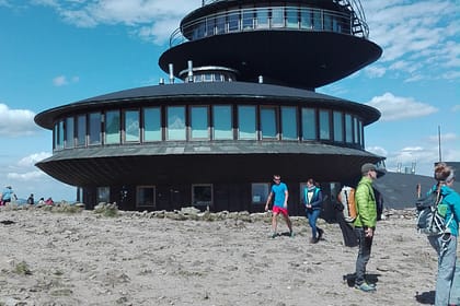 Mirador al cim del Sněžka amb vistes panoràmiques de les Muntanyes dels Gegants