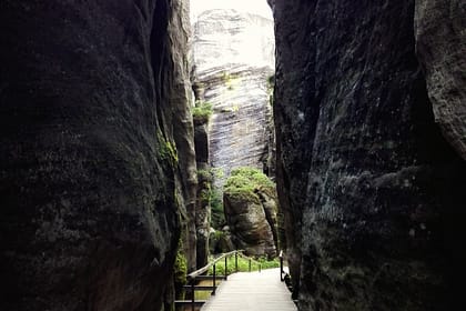 Camí entre formacions rocoses de Teplice nad Metují dins del paisatge natural de les Adršpach-Teplice Rocks