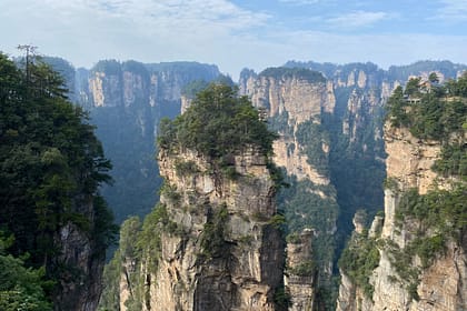 Formacions rocoses verticals de Zhangjiajie que van inspirar les muntanyes flotants de la pel·lícula Avatar