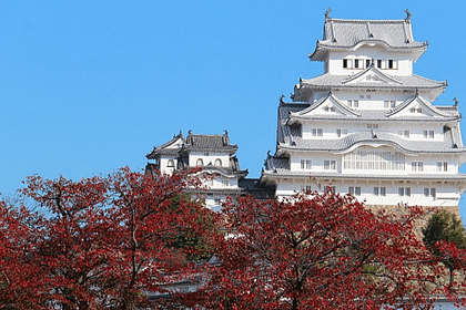 Castell de Himeji amb la seva façana blanca i arquitectura tradicional japonesa
