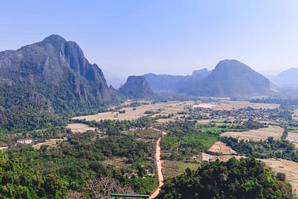 Vistes aèries de Vang Vieng amb el riu Nam Song i les muntanyes càrstiques, una de les millors experiències per descobrir què fer a Vang Vieng