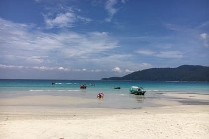 Vista de Long Beach a Perhentian Kecil amb sorra blanca, mar turquesa i bars a la vora