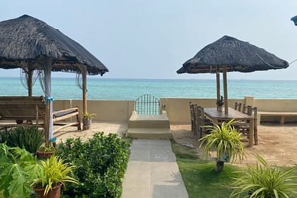 Vista del Sunrise Beach Resort amb el mar al fons, allotjament ideal per qui busca com anar a Bantayan
