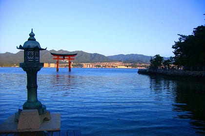 Gran torii vermell de Miyajima emergint del mar durant la marea alta