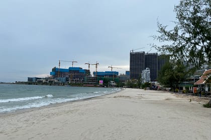 Vista des d’Otres Beach amb edificis en construcció i el mar a l’horitzó, durant un dia a Sihanoukville